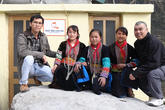 Người đi xây “nhà tắm ấm” cho trẻ em vùng cao